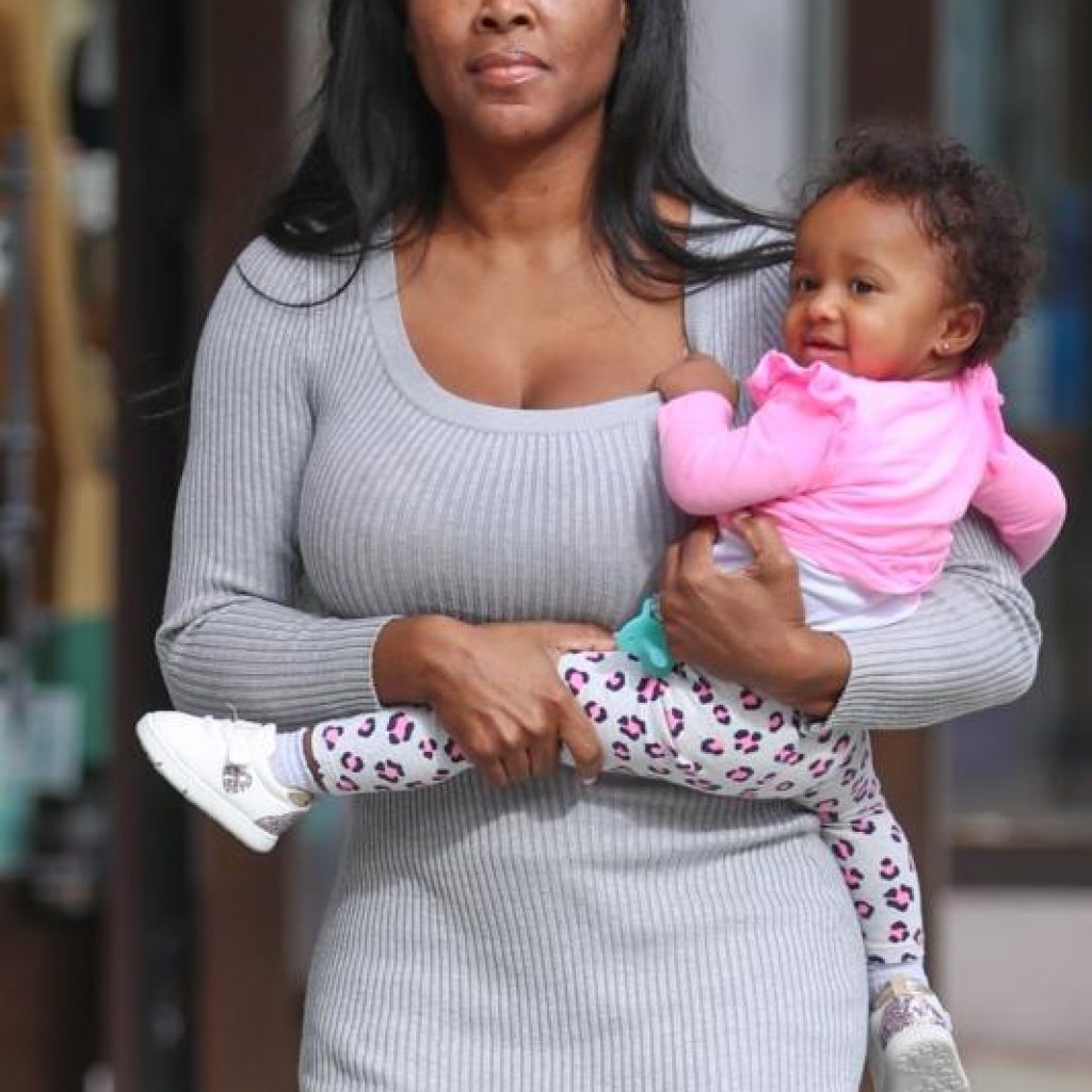 1069973-kenya-moore-goes-christmas-shopping-with-her-new-baby
